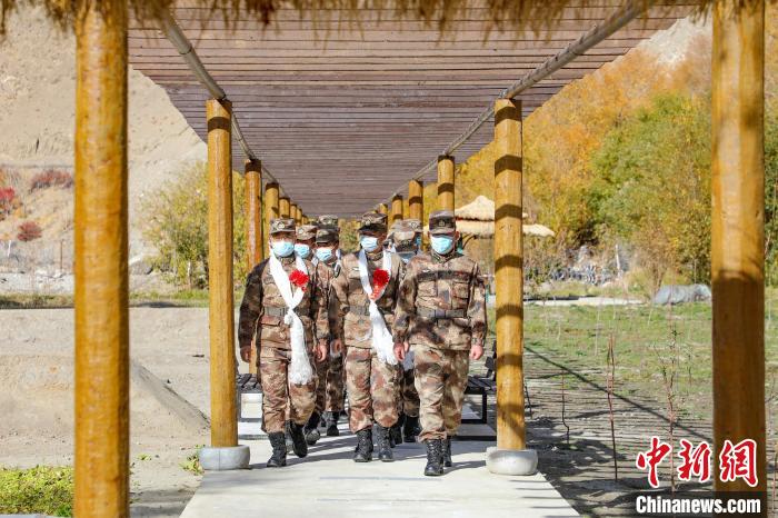 圖為什布奇邊防連退伍老兵臨別前再看一眼連隊。　劉曉東 攝