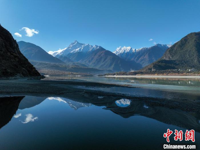 西藏林芝雅魯藏布江和遠(yuǎn)處的雪山。　董志雄 攝