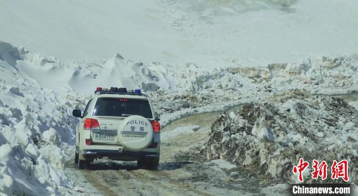 圖為邊壩縣降雪時夏貢拉山段路況?！∵厜慰h融媒體中心供圖