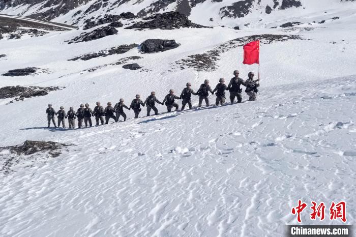 春節(jié)期間，西藏軍區(qū)山南軍分區(qū)某邊防團官兵踏雪巡邊?！〉┰鰰x美 攝