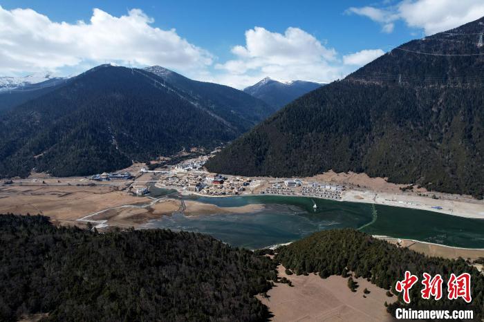 2月17日，西藏林芝魯朗小鎮(zhèn)。(無人機照片) 李林 攝