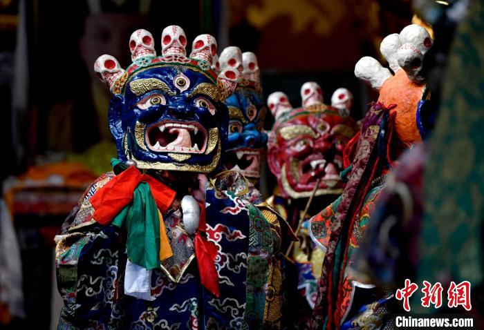 2月19日，楚布寺僧人們佩戴面具準備參加跳神活動。　李林 攝