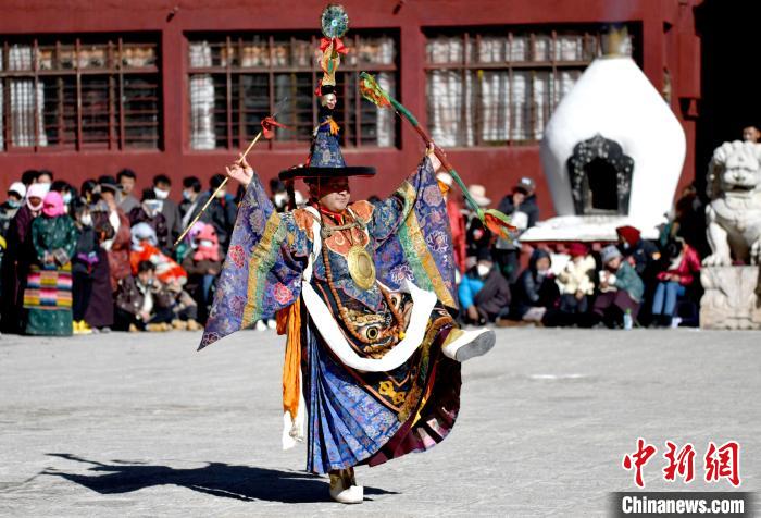 2月19日，楚布寺僧人參加跳神活動。　李林 攝