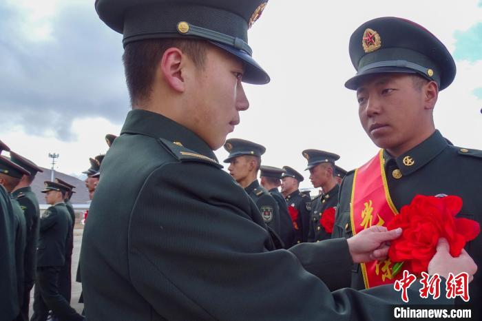 告別雪域邊關(guān)西藏山南軍分區(qū)某邊防團舉行春季士兵退役儀式