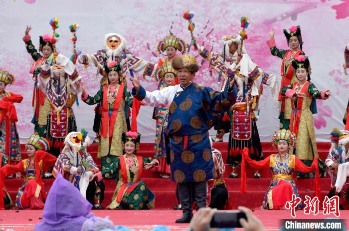 3月28日，西藏林芝第二十屆桃花旅游文化節(jié)開幕式上的文藝表演。　李林 攝