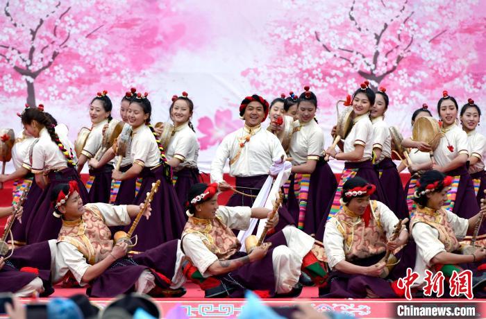 3月28日，西藏林芝第二十屆桃花旅游文化節(jié)開幕式上的文藝表演?！±盍?攝