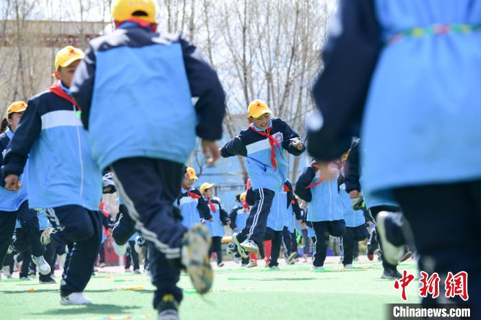 圖為學生在跳繩教練齊景龍的指導下做準備運動?！∝暩聛硭?攝