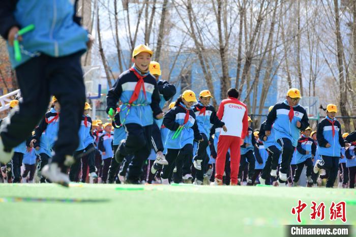 圖為學生在跳繩教練齊景龍的指導下做準備運動。　貢嘎來松 攝