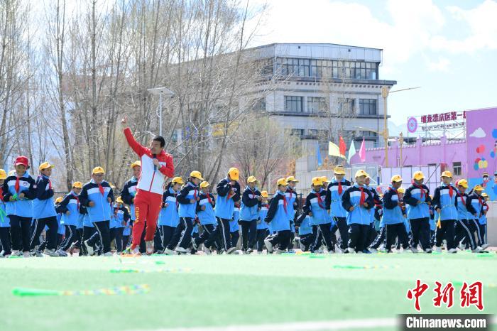 圖為學生在跳繩教練齊景龍的指導下做準備運動?！∝暩聛硭?攝