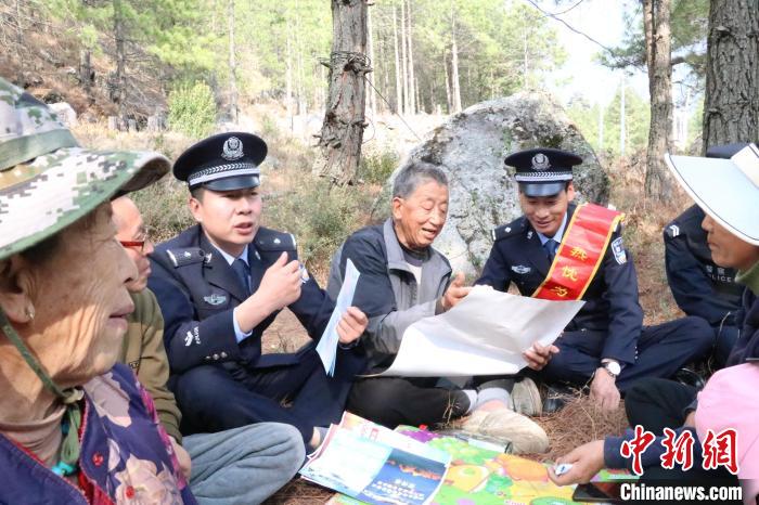 圖為竹瓦根邊境派出所民警為轄區(qū)群眾宣講森林防火常識?！≈裢吒吘撑沙鏊?供圖