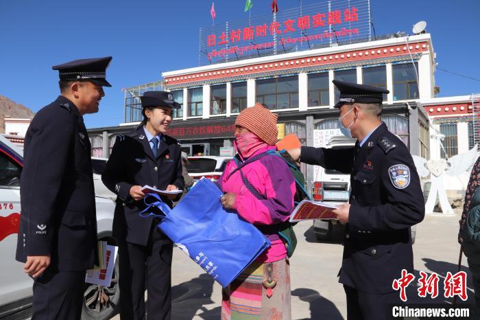 圖為日土邊境派出所民警在選轄區(qū)宣講國家安全知識?！∪尾?攝