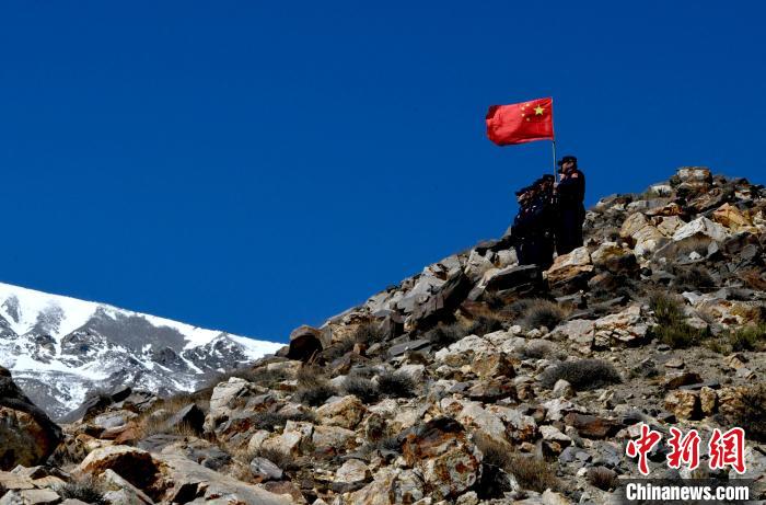 底雅邊境派出所民警夏永軍(右一)在巡邏中?！±盍?攝