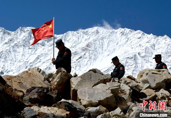 底雅邊境派出所民警夏永軍(左一)在巡邏中。