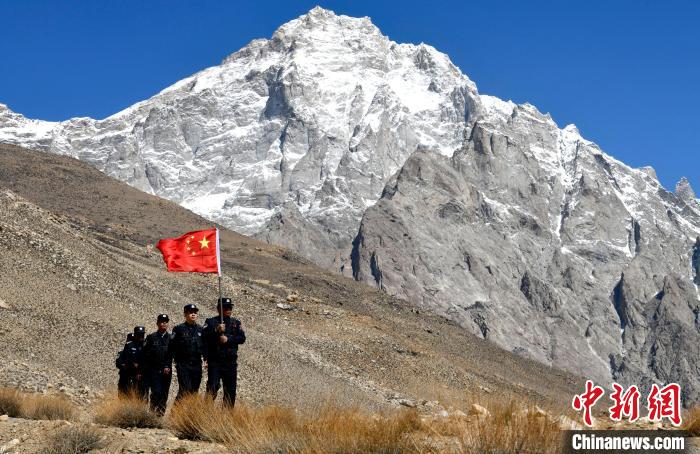 底雅邊境派出所民警夏永軍(右一)在巡邏中。　李林 攝