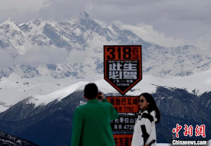 圖為5月14日，西藏林芝色季拉山觀景臺，游客遠眺南迦巴瓦峰?！　±盍?攝