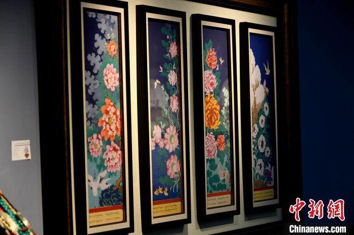 圖為5月16日，展覽中新創(chuàng)唐卡作品《四季花》?！±盍?攝