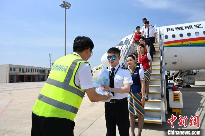 圖為機組順利抵達后獲贈祝賀。　趙朗 攝