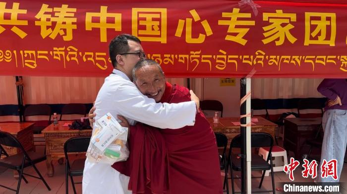 西藏自治區(qū)昌都市左貢縣田妥鎮(zhèn)義診點，一位僧人對北京京煤集團總醫(yī)院呼吸科主任醫(yī)師陳亮表示感謝。　曹旭帆 攝