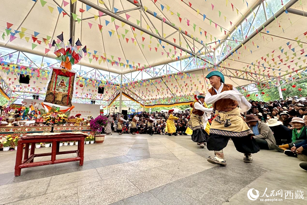 拉薩市宗角祿康公園舉行傳統(tǒng)藏戲劇目展演。