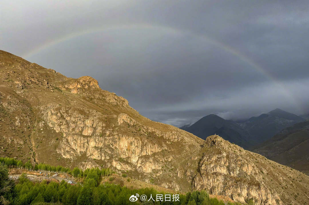 接好運(yùn)！青藏高原現(xiàn)巨大彩虹橋